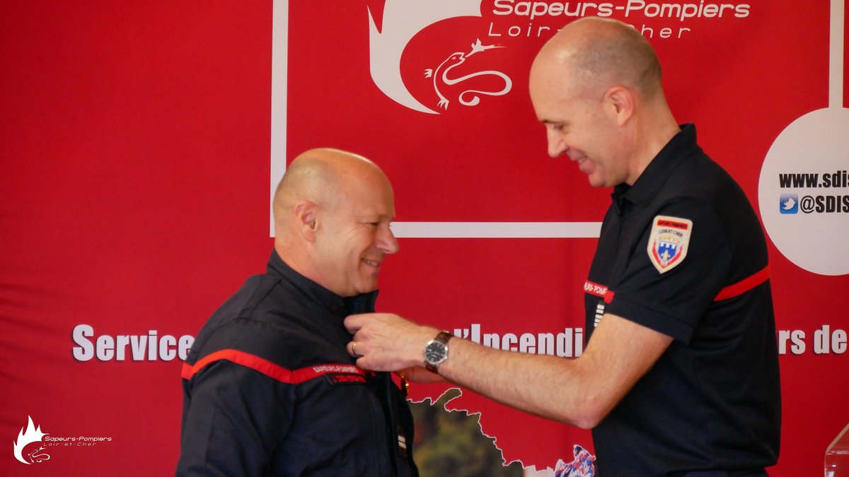 SDIS41's tweet image. La direction départementale du #SDIS41 a organisé son moment de convivialité. Félicitations au médaillé du mois : le Lieutenant Jérôme Desvergnes pour sa médaille d'honneur des sapeurs-pompiers - Echelon Grand Or.