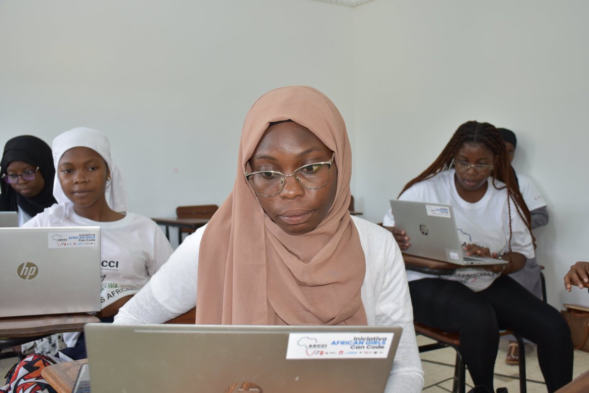 onumulheresmz's tweet image. The participants of #AGCCI in Pemba have already dived into practical classes on technology, programming, and robotics! 🤖💻They&apos;re gaining new skills and proving that #GirlsAlsoLead in the field of ICT! 🚀✨
@AGCCIAfrica_1 
#GirlsCanCode #STEMforAll