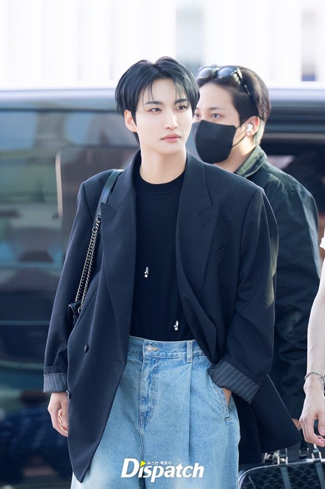 nobodylikehwa's tweet photo. Seonghwa at the airport today looked so good 😵‍💫 https://t.co/rxV17VoHmR