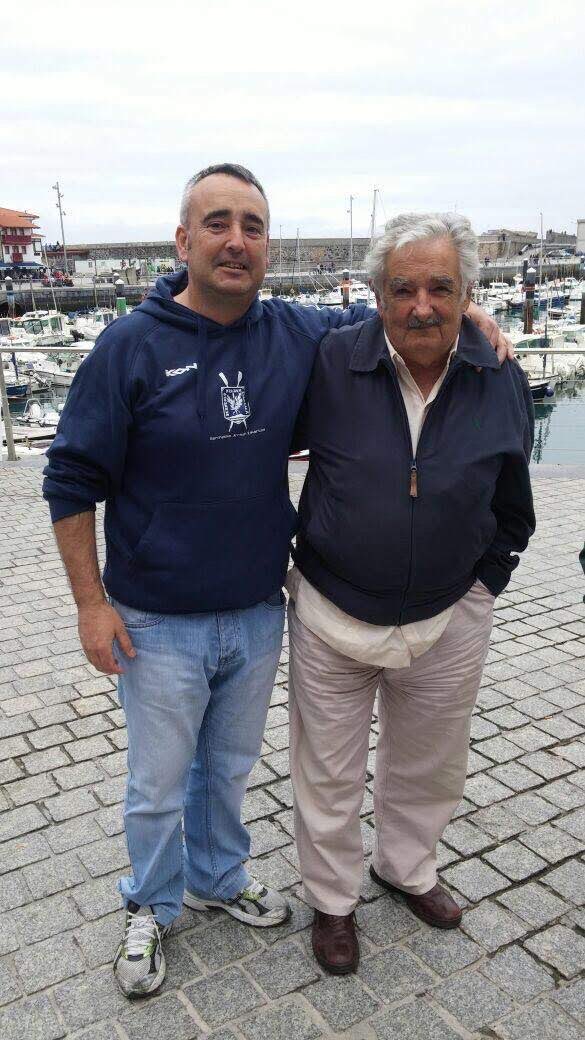 Ez dakot argazkirik jente ospetsuegaz -neure aitxegaz eta Julian Retegigaz izan ezik- baina gizon honeri neugaz argazki bet atarateko eskatu neutson orain dala hamar urte Arrain Azoka baten Bermioko portuan aurkitu nebanean. Giza-seme bikaina joan jaku. Goian bego Mujica jauna