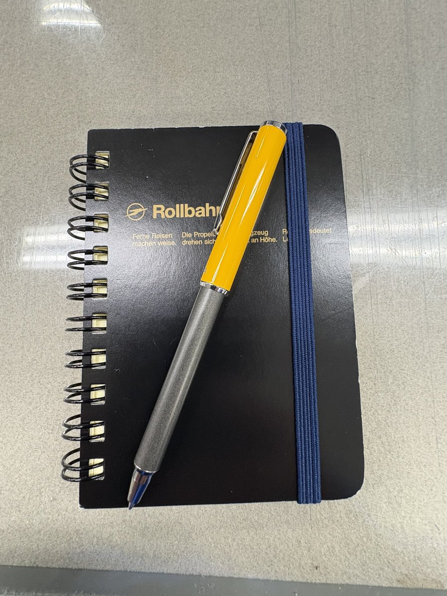 Grand_Zephyr's tweet image. 先日、ロルバーンミニ。
家に放置していたペン🖋️と合わせるとこんな感じ。　凄く短い。

書く時は伸ばすとペン先がでるタイプ。

でも、替芯ってあるんだろうか😅
どこから交換する❓(笑)

＃いまる民
＃ロルバーンミニ
＃伸縮式ボールペン