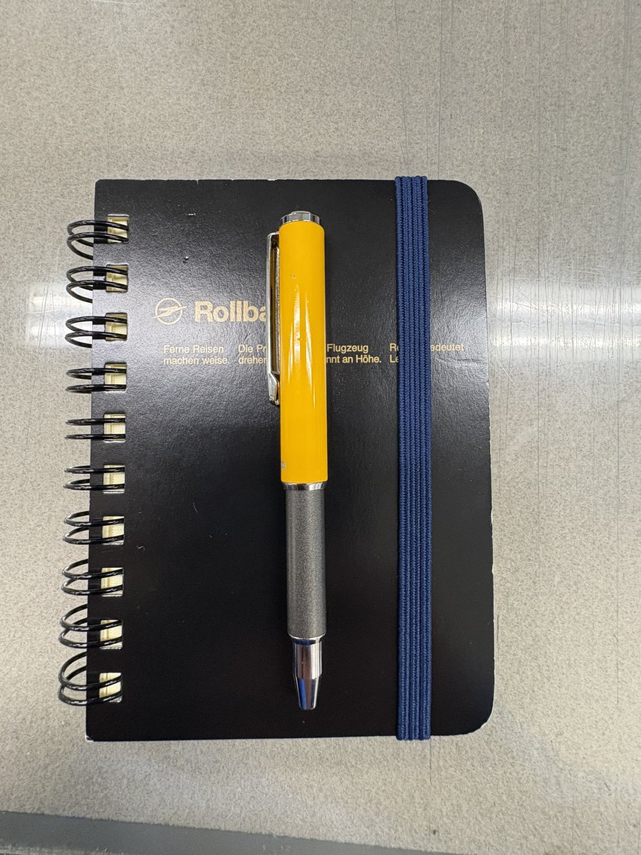 Grand_Zephyr's tweet image. 先日、ロルバーンミニ。
家に放置していたペン🖋️と合わせるとこんな感じ。　凄く短い。

書く時は伸ばすとペン先がでるタイプ。

でも、替芯ってあるんだろうか😅
どこから交換する❓(笑)

＃いまる民
＃ロルバーンミニ
＃伸縮式ボールペン