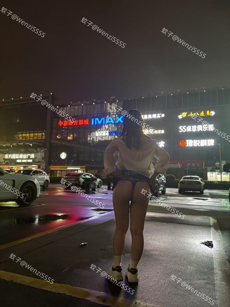 #中山露出
偷偷做坏事了 被老公罚在停车场掀裙子 后面有个小哥哥看见了一直转圈盯着看 好害羞呀😳