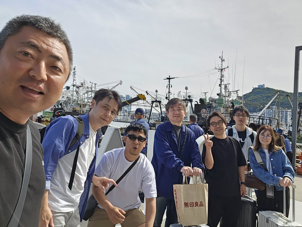 勉強会in釜山
たまには環境変えて海外へ。
異国の空気、風土、文化に触れるって大事だね~~~
価値観も大きく変わるしね。
そして何よりON OFFの切り替えも必要。
仕事する時はしっかりやるけど、遊ぶ時もしっかり遊ぶ。
このメリハリを持てる人は、仕事でも成功してることが多い。