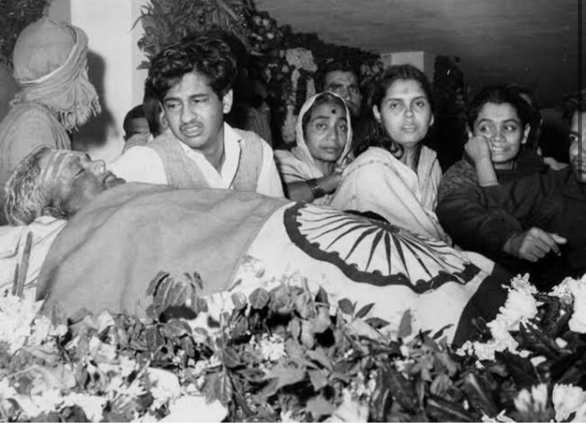 shauryabjym's tweet photo. 1977 में केंद्र की सत्ता से कांग्रेसी वर्चस्व के सफाए के बाद प्रचण्ड बहुमत से बनी जनता पार्टी की सरकार ने पूर्व प्रधानमंत्री स्व. लाल बहादुर शास्त्री की सन्देहास्पद मृत्यु की जांच के लिये रामनारायण कमेटी का गठन किया था।

इस कमेटी ने शास्त्री जी की मृत्यु से सम्बन्धित दो प्रत्यक्षदर्शी गवाहों को गवाही देने के लिए बुलाया था।

👇👇