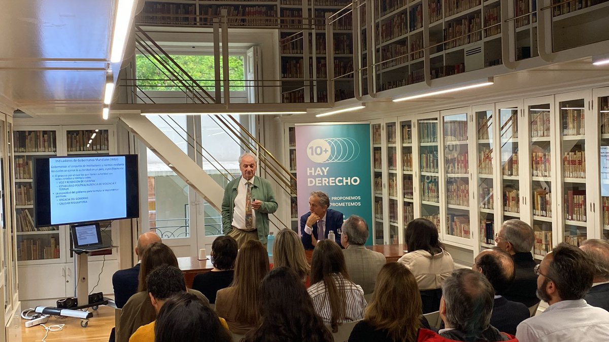 🏛️ La gobernanza, nos dice Kaufmann, tiene 3️⃣ pilares: el proceso por el cual los que tienen autoridad son seleccionados y reemplazados, la capacidad del gobierno para formular e implementar políticas, y el respeto de los ciudadanos y el Estado por las instituciones que rigen las