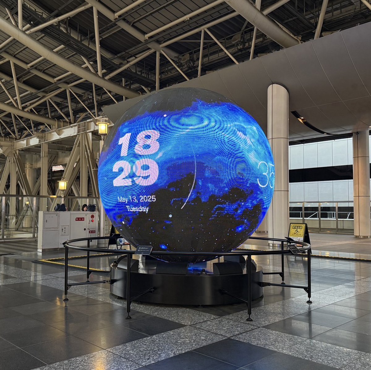 JR大阪駅5階・時空の広場に、球体LEDビジョン「LINQ VISION」が設置