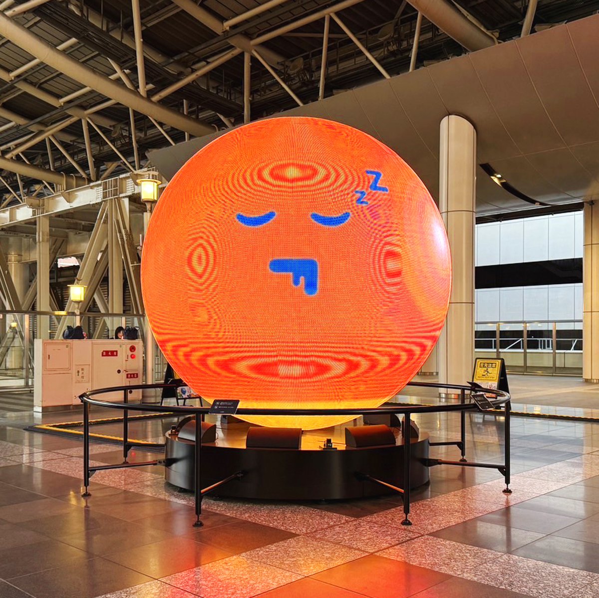 JR大阪駅5階・時空の広場に、球体LEDビジョン「LINQ VISION」が設置