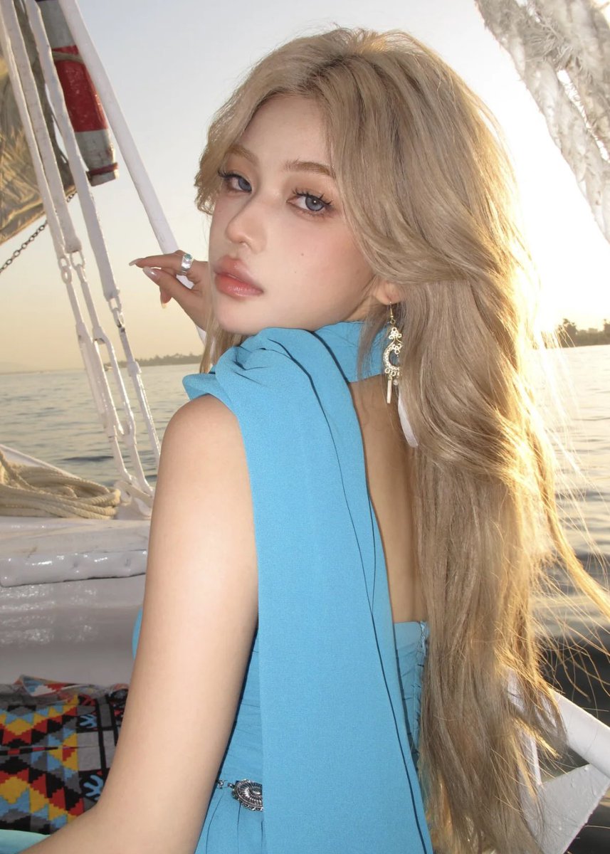 whtxrs's tweet image. ⠀ 

                #SelfieDay_LoveIsland
has arrived and of course I’ll happily had to join while posing on a boat. 

                       Pictures taken by @flora_spamz