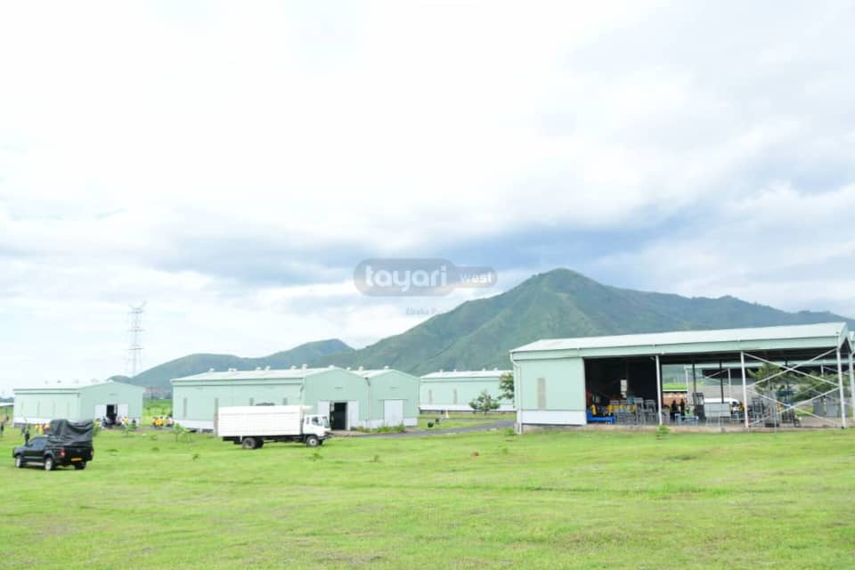 Tayari WEST TV (@tayariwesttv) on Twitter photo Entebekanisa y'okwiguraho Rwenzori Presidential Industrial Hub omu tawuni kanso ya Mubuku omuri Kasese eriyo negyenda omumaisho kandi omugyenyi omukuru ni purezidenti <a href="/KagutaMuseveni/">Yoweri K Museveni</a> .
#TayariWestUpdates
📸 <a href="/Adolf4shizo/">Adolf Ayoreka</a> Entebekanisa y'okwiguraho Rwenzori Presidential Industrial Hub omu tawuni kanso ya Mubuku omuri Kasese eriyo negyenda omumaisho kandi omugyenyi omukuru ni purezidenti <a href="/KagutaMuseveni/">Yoweri K Museveni</a> .
#TayariWestUpdates
📸 <a href="/Adolf4shizo/">Adolf Ayoreka</a>