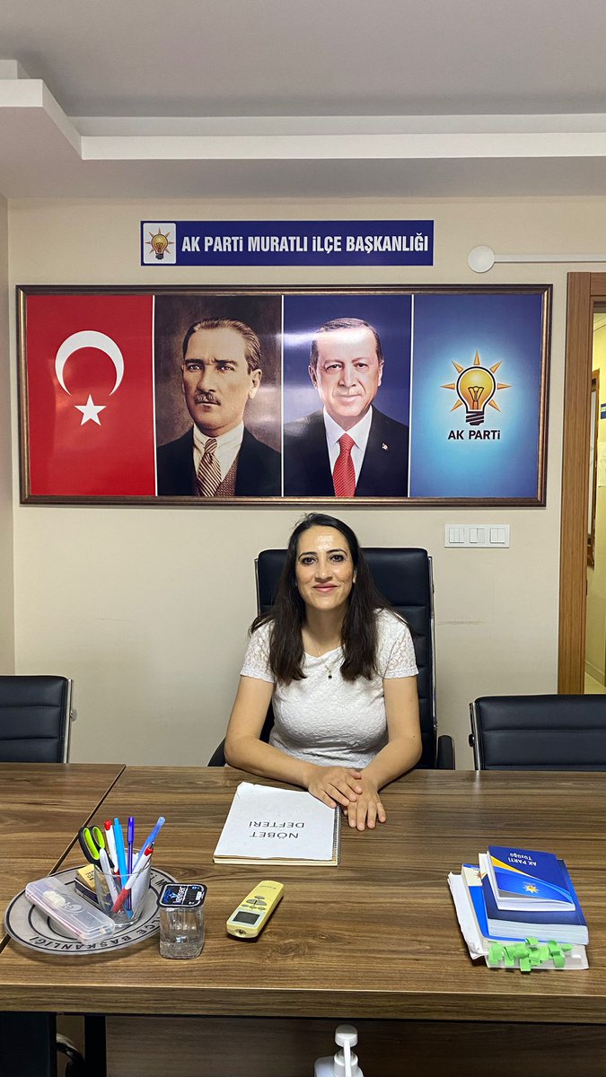 muratliakparti's tweet photo. Kapılarımızın kıymetli hemşerilerimize daima açık olduğu İlçe Başkanlığımızdaki bugünkü nöbetçimiz: İlçe Kadın Kolları Başkan Yardımcısı ARZU GÖKÇE’ dir. https://t.co/1J32gkxRSs