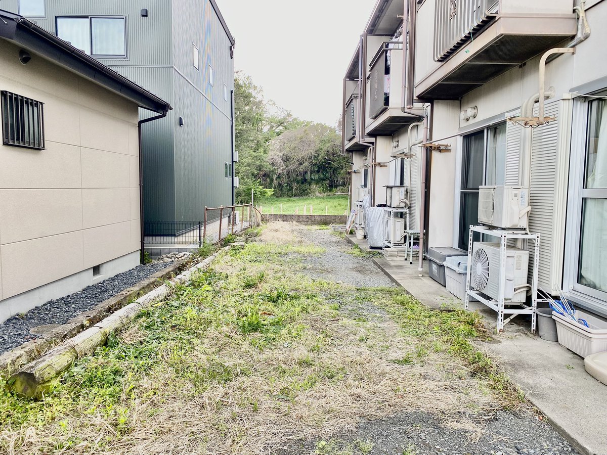 Estwayroom's tweet photo. ／
 現場巡回&amp;除草作業🌱
＼

春から夏にかけて増殖する雑草…
弊社も物件巡回時に敷地内の草刈りや除草剤散布をしてきました👟

茎が太い雑草もあり苦戦しましたが、
なんとか1時間程度で全体の除草が完了。

今回は液状の除草剤を使用し、
次回は持続効果の粒状を使用したいと思います🙆‍♂️

#物件巡回 https://t.co/nlG99YN1ge