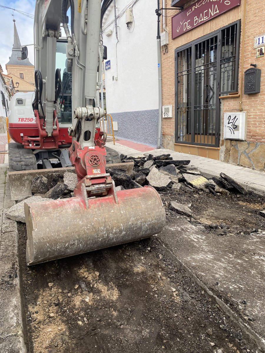 🔨🏗️ Iniciadas las obras de la Fase IV de la Remodelación del Casco Urbano, una actuación que supone una inversión de más de💰468.000 euros, financiada a través del Programa de Inversión Regional 2022-2026 de la 🔴 Comunidad de Madrid.

+ Info: bit.ly/ObrasFaseIV