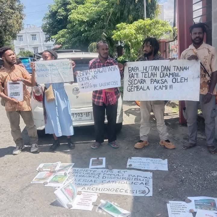 VeronicaKoman's tweet image. 14/5/25 Timika, West Papua

Indigenous activists were arrested during the ordination of a new bishop for protesting the Catholic Church in Merauke over its support for the government’s megaproject, which is set to seize 2 million hectares of customary land.