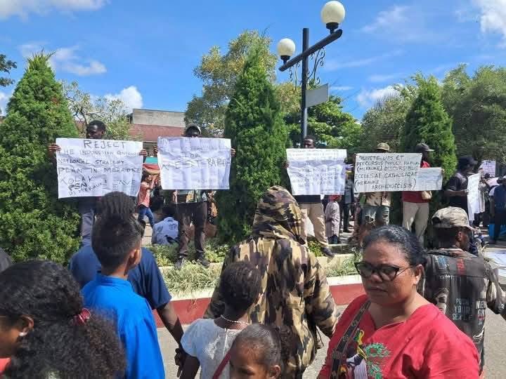 VeronicaKoman's tweet image. 14/5/25 Timika, West Papua

Indigenous activists were arrested during the ordination of a new bishop for protesting the Catholic Church in Merauke over its support for the government’s megaproject, which is set to seize 2 million hectares of customary land.