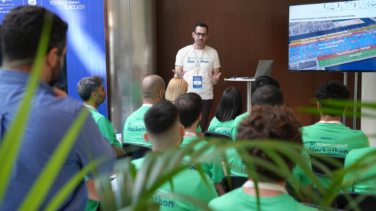 Seguimos recordando grandes momentos en el 5º ValenciaPort Hackathon en el que José Andrés Giménez Maldonado, nuestro vicepresidente de I+D+i, explicaba el reto de Logistop a todos los participantes y ejercía de jurado. ¡Gracias a los equipos por vuestra innovacion y creatividad!