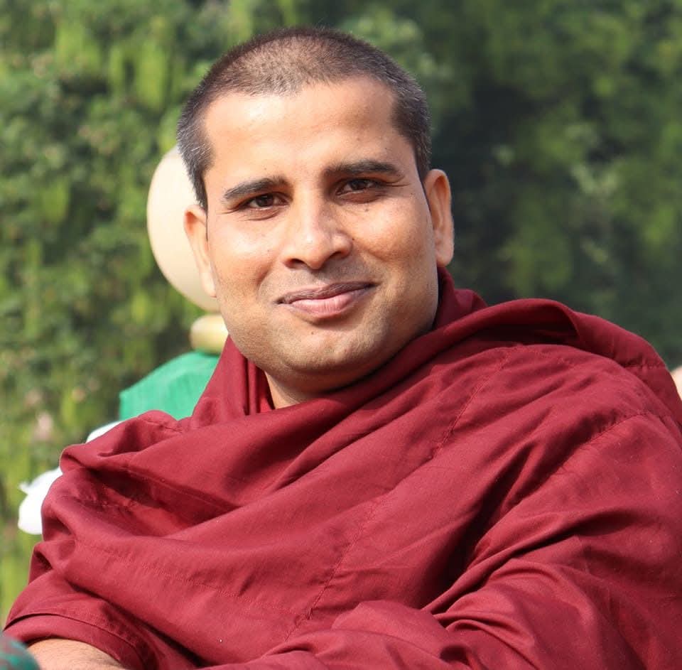 भंते विनाचार्य जी लापता हैं!
कल रात 2 बजे से कोई संपर्क नहीं है!!

सूत्रों के अनुसार, कल महाराष्ट्र से आए उपासकों के साथ कुछ असामाजिक तत्वों ने महाबोधि परिसर में बतमीज़ी की।
भंते विनाचार्य जी वहीं पर पहुंचे —
जहाँ बदमाश गुंडों ने हमला कर दिया! और तभी से भंते जी का कोई पता नहीं!