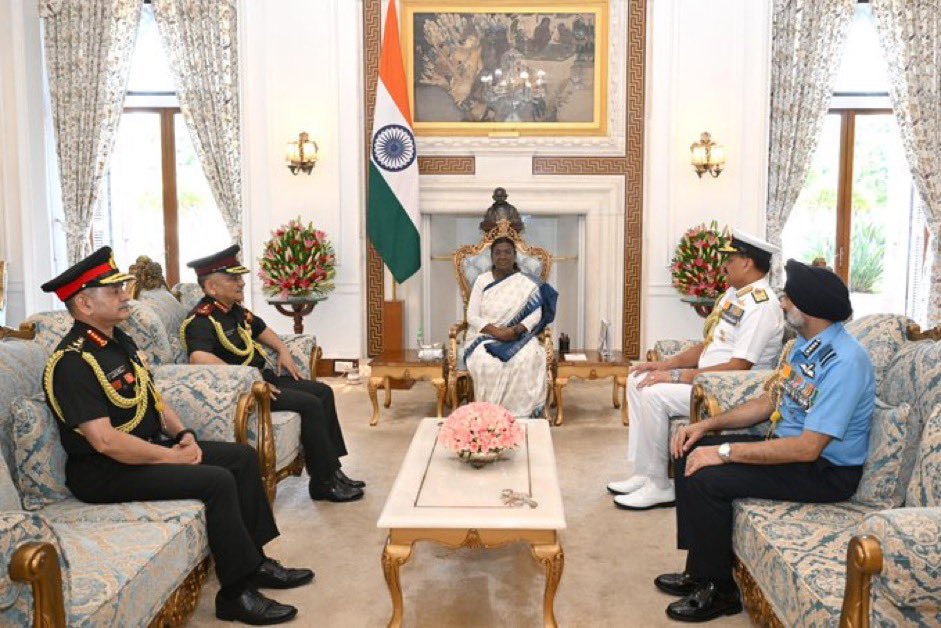 भारतीय सेना की सुप्रीम कमांडर राष्ट्रपति द्रोपदी मुर्मू को “ऑपरेशन सिंदूर” की सफलता की जानकारी देते चीफ ऑफ डिफेंस स्टाफ़ और सेना के तीनों अंगों के प्रमुख।