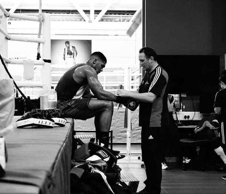 JackKrucial's tweet photo. Cardio: 
- Martial Arts
- Swimming
- Jogging 
- Hiking

Weight Room: 
- Strength 
- Hypertrophy 
- Power 
- Mobility / Flexibility 

The entire point of physical training is to be prepared at all times. 

Whether that's skiing, playing with your kids or having a scrap in Thailand...

Train to become lethal.