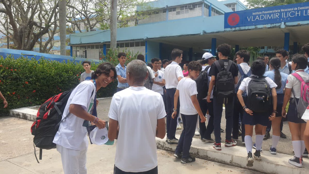 #PorCubaJuntosCreamos  Arriban a la #Patria GANADORES DE MEDALLAS en #59IMChO celebrada en #Brasil.  Son RECIBIDOS #LeninIPVCE por compañeros de equipo #CubaMined que se alistan a participar en otros eventos del Ciclo Olímpico 2025. #SomosCuba #CamagueyDPE <a href="/SuarezCLoreley/">Loreley Suárez Capdevila</a>