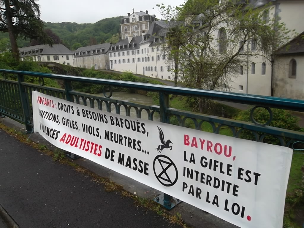 Jour J Audition #Bayrou : Nous sommes à #Bettharam dont les violences révélées sont les symptômes de la domination #ADULTISTE structurelle, imbriquée avec toutes les oppressions sur les humains et non-humains.  #enfantiste #bayroudemission #extinctionrebellion #metooscolaire