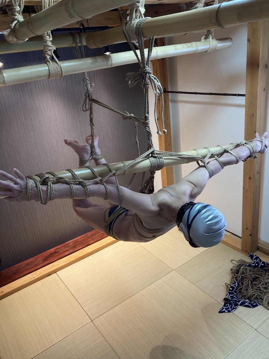 空中で泳ぐ羽目に…🏊️