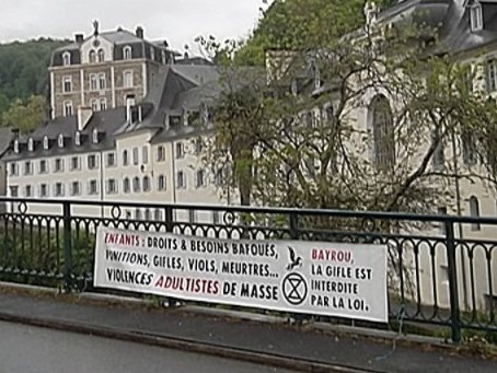 xrpaysbasque's tweet photo. STOP au système CAPITALISTE COLONIAL PATRIARCAL qui traite les enfants comme des sous-humains! 
STOP au continuum de violences ADULTISTES de masse!  
Communiqué https://t.co/oMOhXLuoay... 
#adultisme #enfantiste #bayroudemission #bayrou #extinctionrebellion #metooecole https://t.co/ZdNEWFfYdm