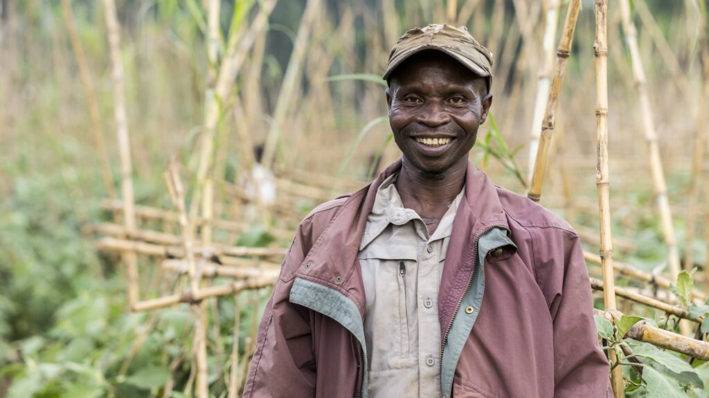 Women in Burundi work longer hours than men, balancing farm work with unpaid care. 

A new study explores how to reduce this gender gap.
➡️ ow.ly/cQAH50VQ6RM