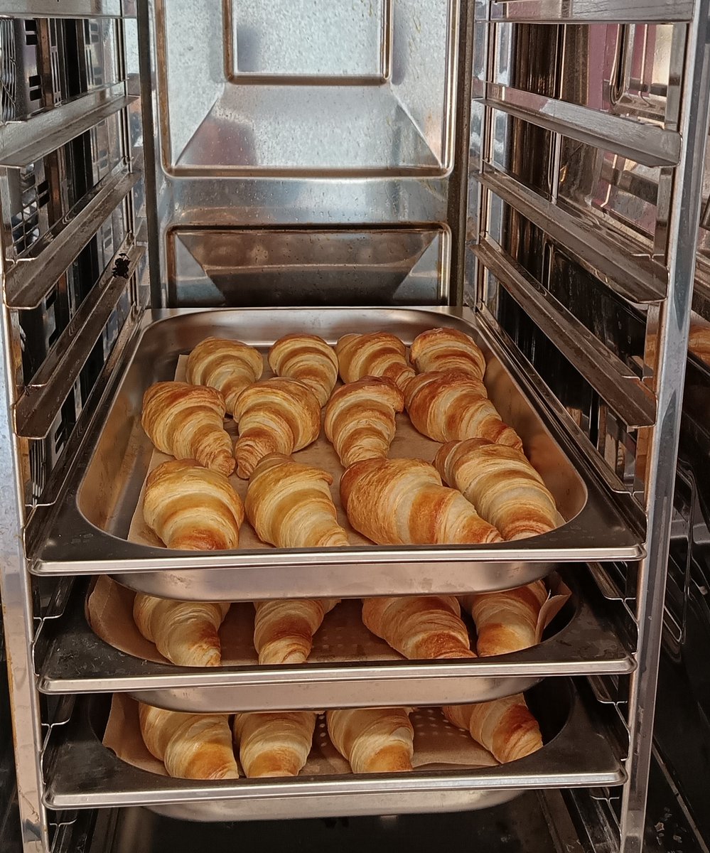 CroftAcademy's tweet photo. A delicious start to the day for our brilliant Year 6s at Croft Academy with a yummy SATs breakfast! 🥐🍓 You have got this team! #SATsPrep #Year6Breakfast @ElliotSchools https://t.co/9cbGfNbhDa