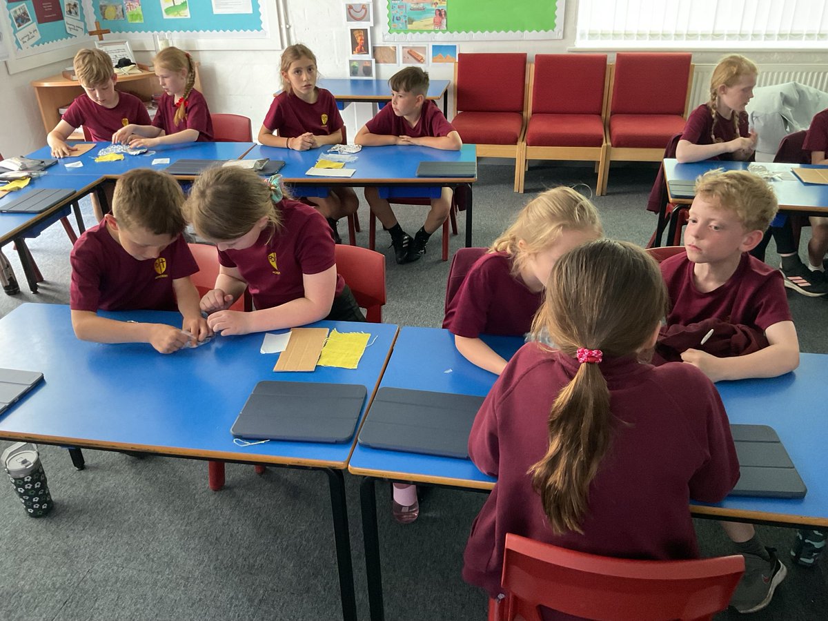 PDA_Y3's tweet image. This week, Year 3 have been investigating reflective materials and explaining why some materials are better reflectors than others. #pdascience