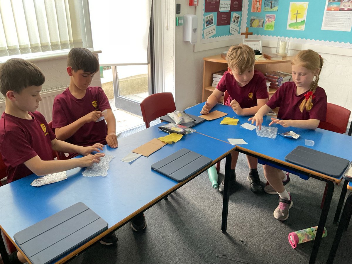 PDA_Y3's tweet image. This week, Year 3 have been investigating reflective materials and explaining why some materials are better reflectors than others. #pdascience