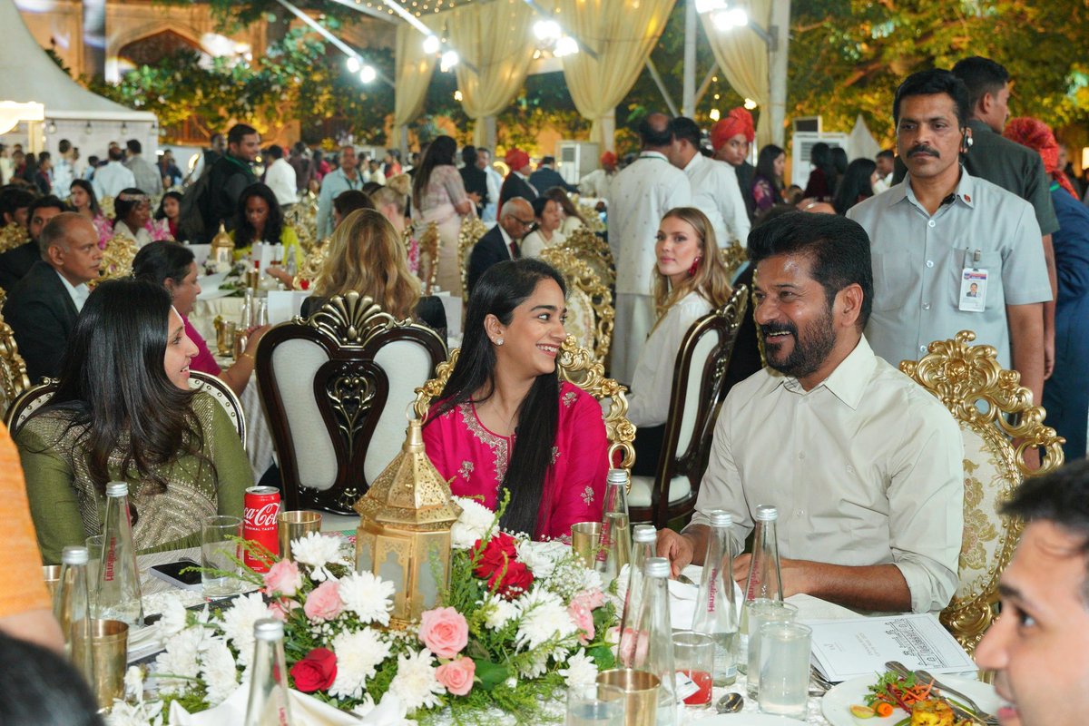 అందాల విందులో ప్లేటుకు లక్ష!

మిస్ వరల్డ్ అందాల భామల కోసం నిన్న చౌమహాల్లా ప్యాలెస్ విందులో ఒక్క ప్లేట్ ఖర్చు రూ. 1,01,000/-

ఒకపక్క రాష్టం దివాలా తీసింది, నాకు అప్పులు ఎవడూ ఇస్తలేడు, రాష్టం ఖజానా ఖాళీ అయిపొయిందని దివాళాకోరు మాటలు మాట్లాడుతున్న గుంపుమేస్త్రి, 
మరోపక్క కేవలం ఒక