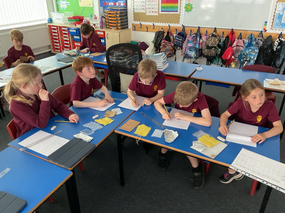 PDA_Y3's tweet image. This week, Year 3 have been investigating reflective materials and explaining why some materials are better reflectors than others. #pdascience