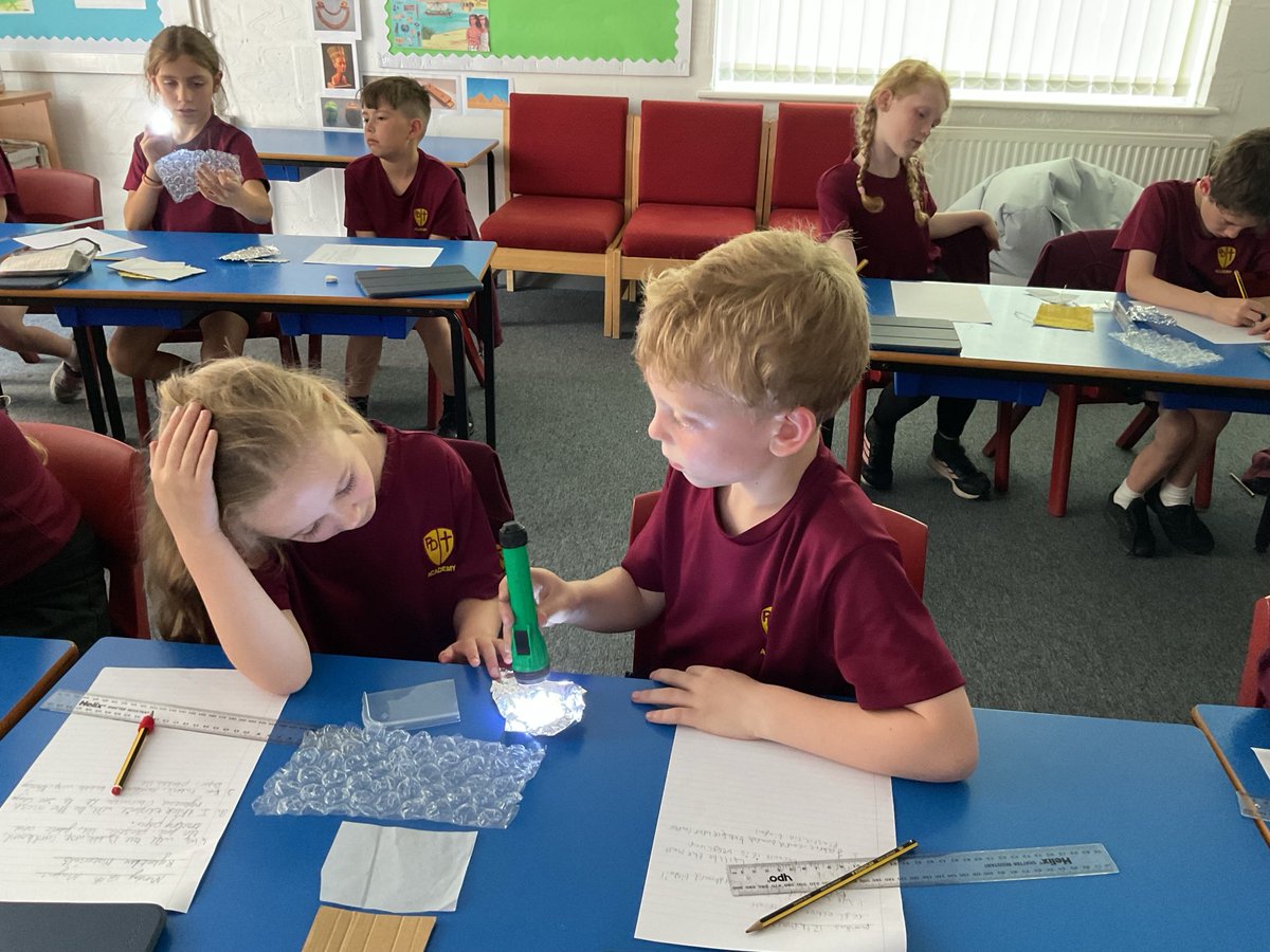 PDA_Y3's tweet image. This week, Year 3 have been investigating reflective materials and explaining why some materials are better reflectors than others. #pdascience