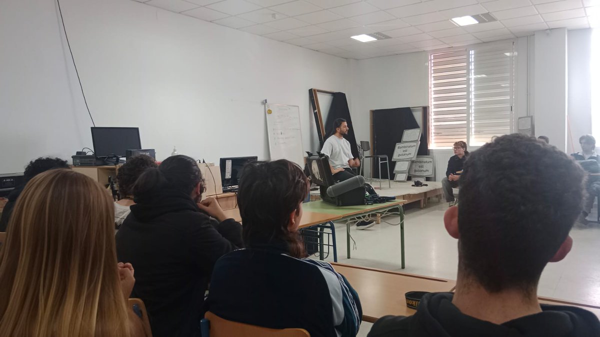 DG de Participación e Inclusión Educativa (@dgpeie) on Twitter photo 🗓️Dentro de los talleres audiovisuales organizados por esta <a href="/DGPeIE/">DG de Participación e Inclusión Educativa</a>, hoy imparte una masterclass sobre sonido en rodajes cinematográficos, en el IES Tierno Galván de Alcalá de Guadaira (Sevilla), D. Alonso Velasco, experto técnico de sonido, editor y postproductor.
<a href="/EducaAnd/">Consejería Desarrollo Educativo y FP</a> 🗓️Dentro de los talleres audiovisuales organizados por esta <a href="/DGPeIE/">DG de Participación e Inclusión Educativa</a>, hoy imparte una masterclass sobre sonido en rodajes cinematográficos, en el IES Tierno Galván de Alcalá de Guadaira (Sevilla), D. Alonso Velasco, experto técnico de sonido, editor y postproductor.
<a href="/EducaAnd/">Consejería Desarrollo Educativo y FP</a>