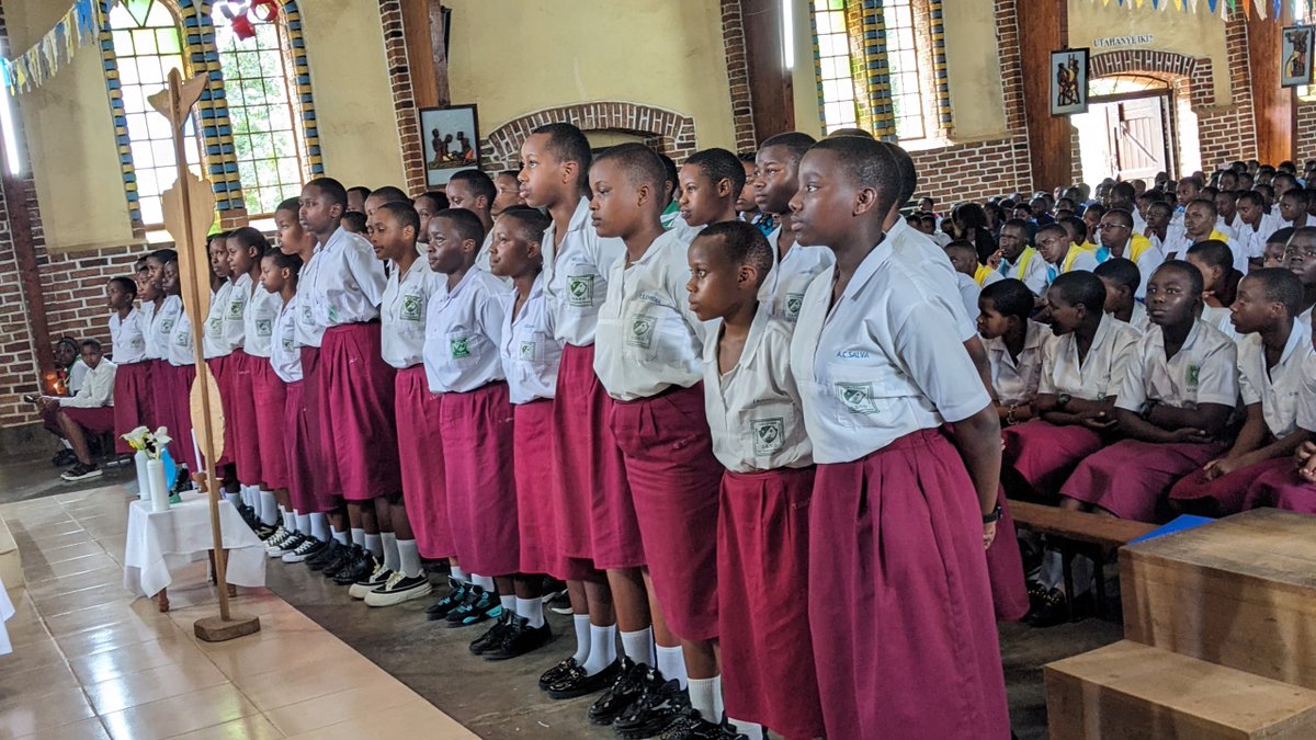 guidesrwanda's tweet photo. We’re happy to see our movement growing day by day. A warm welcome to the 38 newly enrolled Girl Guides from the Eagle Loyale unit, operating at Groupe Scolaire Notre Dame des Apôtres Rwaza in @MusanzeDistrict . @wagggsworld @RwandaNorth #forherworld https://t.co/u87isicgUJ