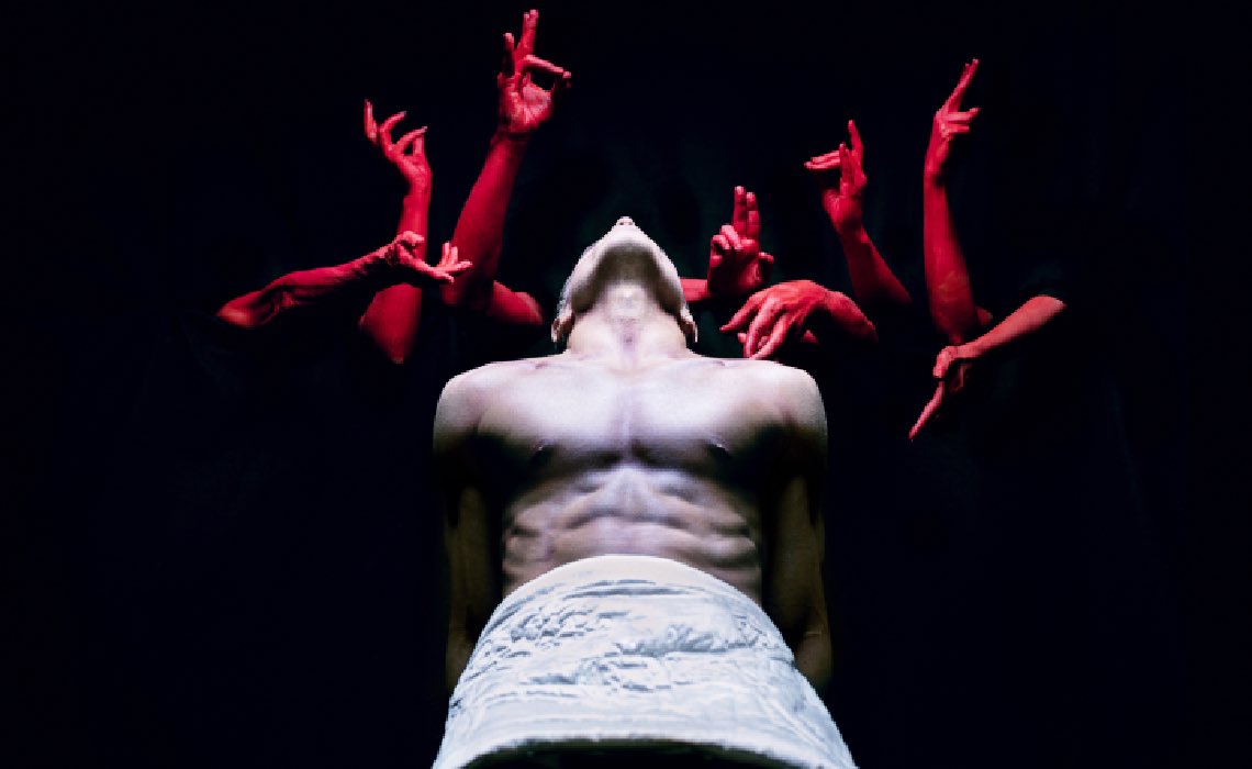 HET_Radio3's tweet photo. Nos vamos hasta los Teatros del Canal para descubrir el nuevo espectáculo que presenta la Compañía Nacional de Danza @CNDanza : '#INCUBATIO Circumambulatio' 🕺
Hablamos con la directora de la compañía, Muriel Romero, y con el director musical de esta obra, Pablo Palacios 🎶 https://t.co/CRFM9jWLO1