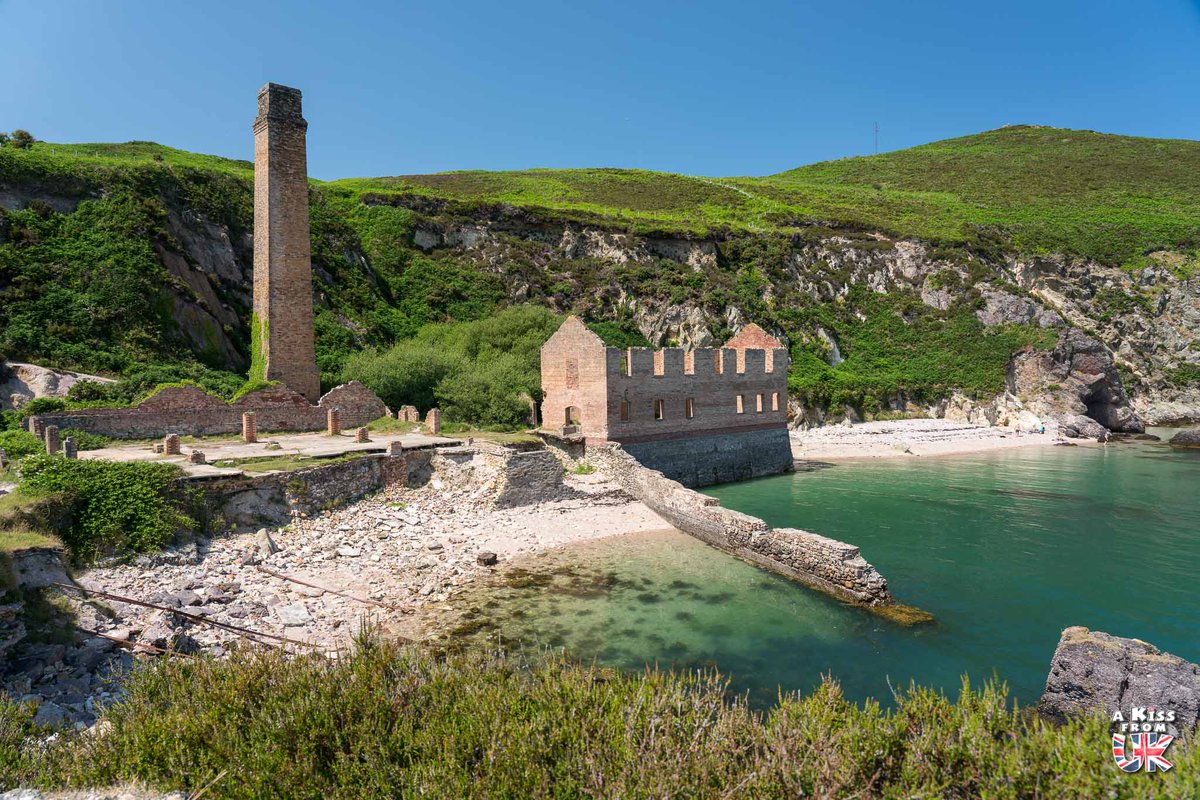 Les incroyables vestiges de Porth Wen sur l'île d'Anglesey 😍🏴󠁧󠁢󠁷󠁬󠁳󠁿

Les ruines rouillées et si photogénique de cette ancienne briqueterie contrastent tellement avec la beauté sauvage des falaises et de la mer... 🌊

akissfromuk.com/anglesey