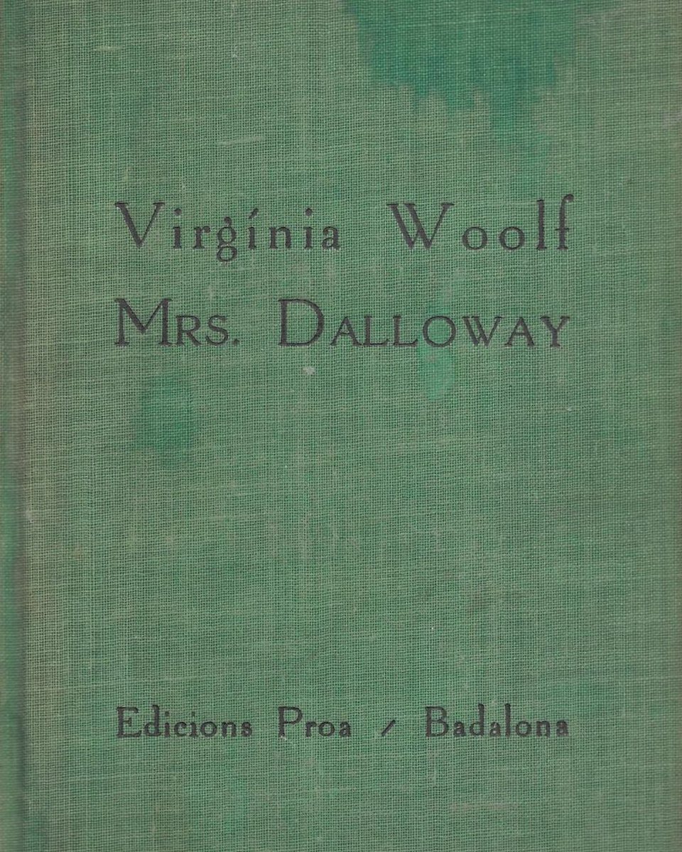 amantsdewoolf's tweet photo. Avui fa 100 anys va arribar a les llibreries britàniques Mrs Dalloway, editada per la Hogarth Press i amb la coberta de Vanessa Bell. Només cinc anys després, Cèsar August Jordana publicava una traducció al català a @Ed_proa , la tercera que es feia a tot el món de la novel·la! https://t.co/U2YeSSpRFo