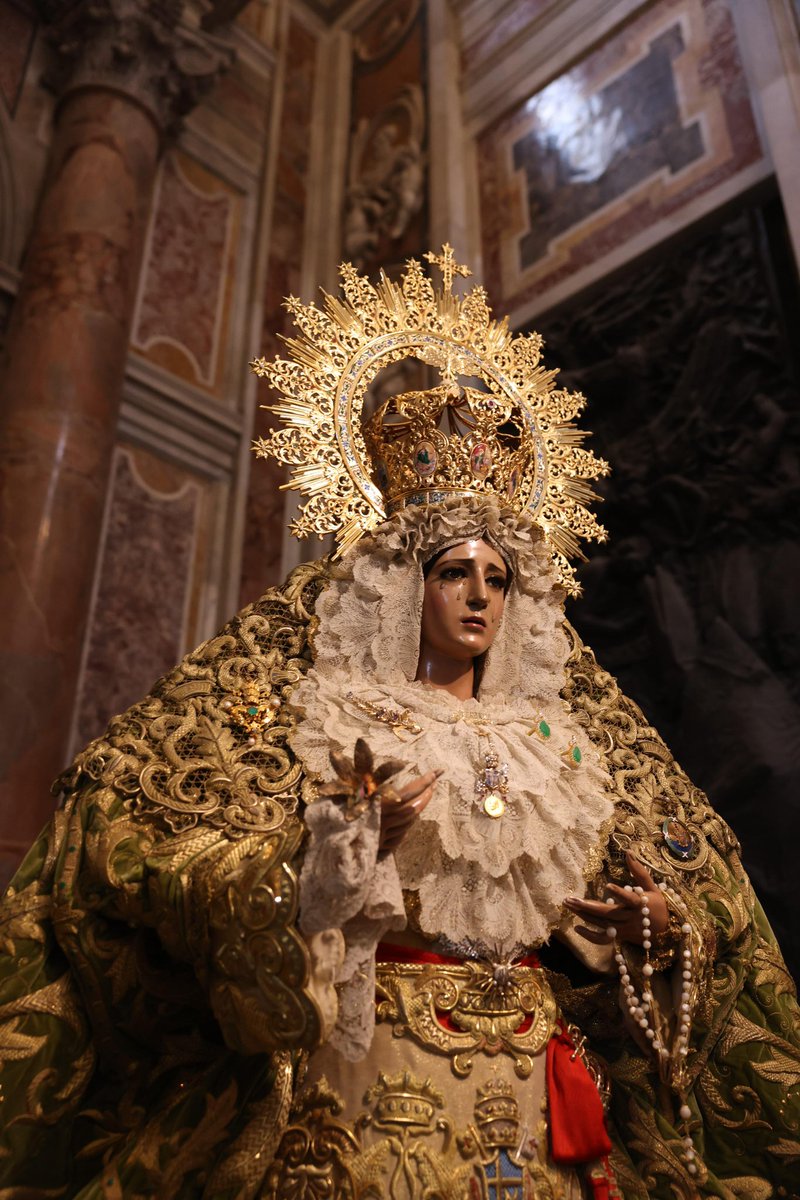 María Santísima de la Esperanza ya recibe culto en la Basílica de San Pedro del Vaticano. Nuestra Esperanza en el corazón de la cristiandad y luciendo el broche regalado por todas las Hermandades y Cofradías de #Málaga. #CofradíasMLG <a href="/pasoyesperanza/">Esperanza de Málaga</a>