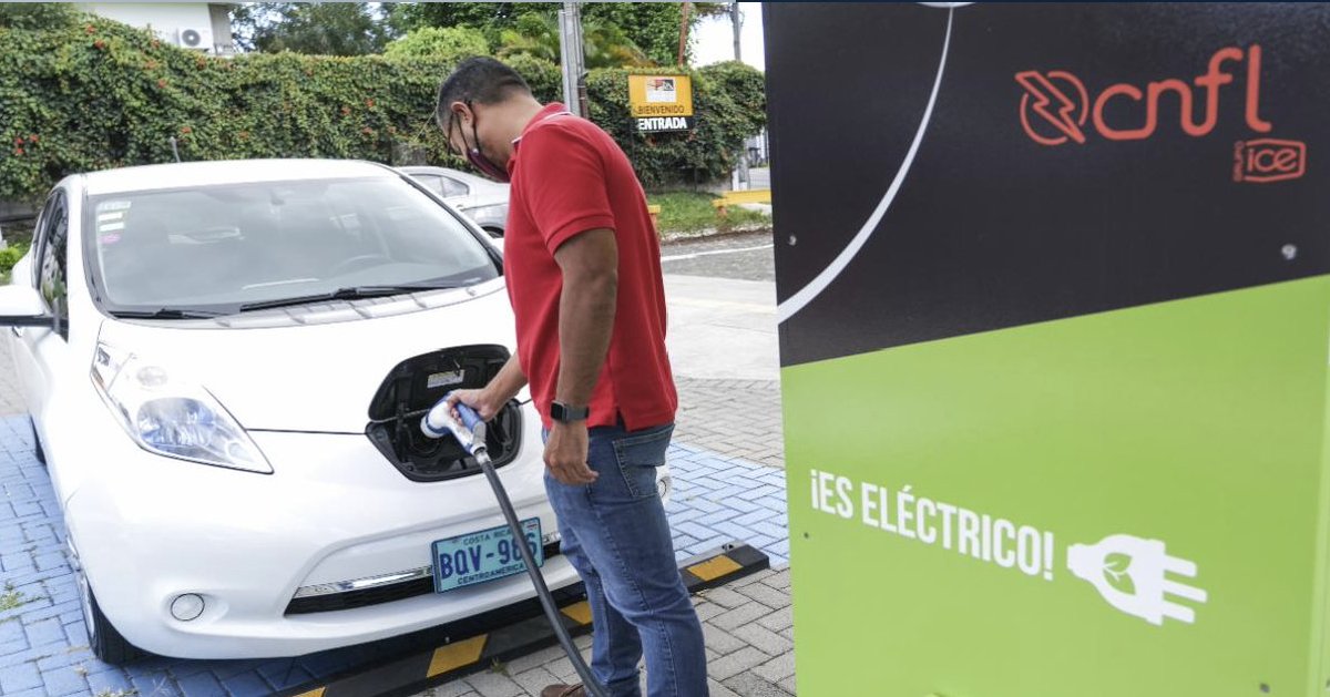 IRENA's tweet image. 🔌#CostaRica is embracing EV's, cutting emissions and fuel costs with a nationwide charging network powered by #renewableenergy. The country’s decarbonisation plan includes electric buses, aiming for 100% emission-free by 2050. With 98% of energy from renewables, Costa Rica is…