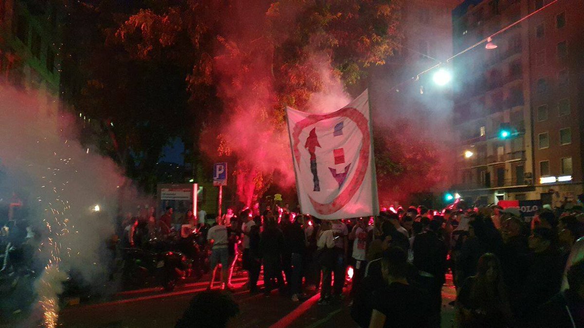 #Sampdoria in #C per la prima volta nella sua storia, decisivo il pareggio contro la Juve Stabia. Per accedere ai playoff serviva infatti una vittoria, lo 0a0 ha condannato i blucerchiati.
A #Genova i tifosi genoani si sono ritrovati in #piazzaAlimonda tra cori e sfottò