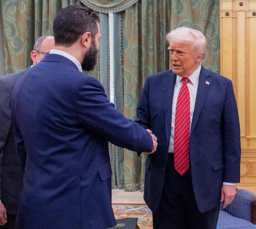 وهنا ألتقى الرئيس السوري "الشرع" بالرئيس الامريكي ليأتي لهم بالحماية الدولية التي طالبوا بها 😃