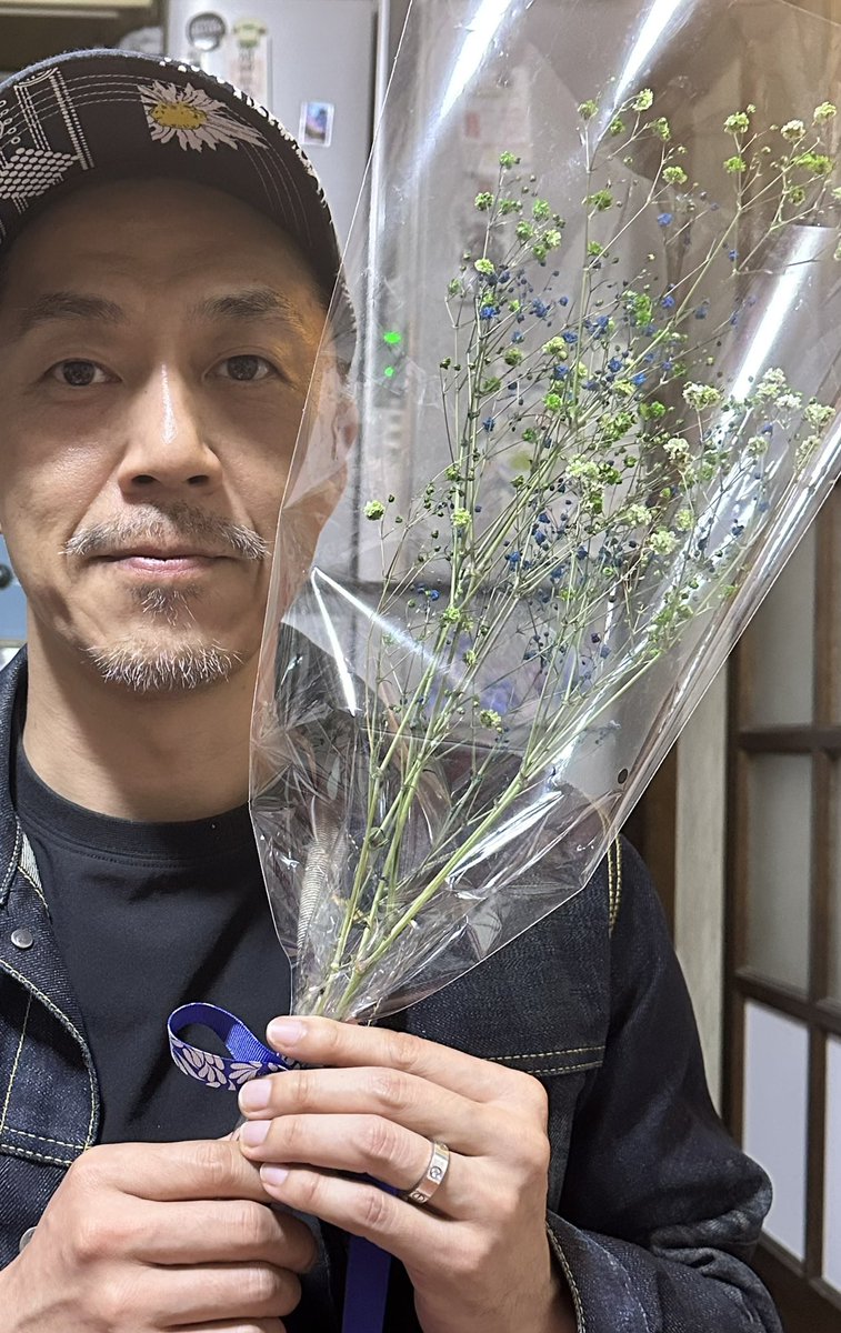 甥っ子から「いつも相談乗ってくれてありがと」ってお花をもらいました。

ありがとう！！！

次の日、水にいけてたら
「それ、ドライフラワーだよ」って冷静に突っ込まれた。

恥ずかしくてもう相談乗れないかも。