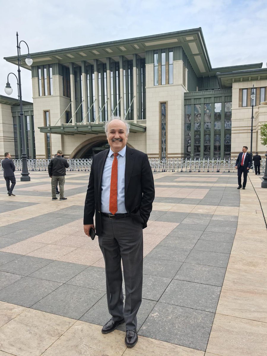 Anadolu’nun her yanından gelmiş çiftçilerle külliyede bayram kutluyoruz.. emeklilere verildiği gibi bu bayramda çiftçilere ikramiye verilebilir diye düşünüyorum ne dersiniz😇