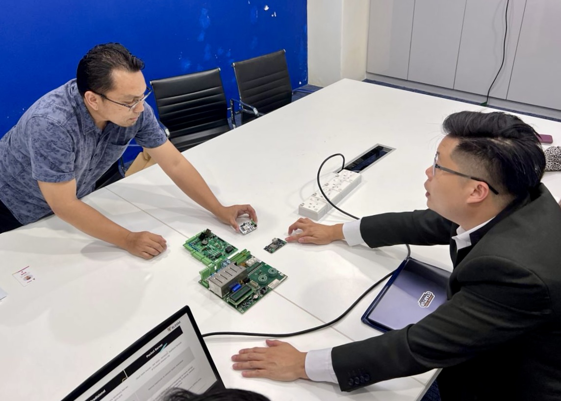 Malaysia’s AI Chip Future in the Making 🇲🇾💡

We recently hosted UTM &amp; UKM researchers developing an AI chip with real-world industry potential.

Read more on LinkedIn!

#MRANTI #UTM #UKM #SIDEC
