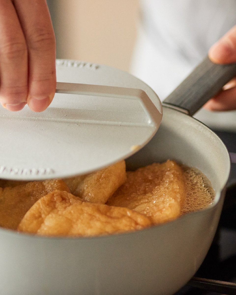 ドロップリッドは、お肉を焼く際に上から押さえる ミートプレスとしてもお使いいただけます！ 鋳物ホーロー製の適度な重さがありながら、  落とし蓋に施された凹凸（リブ）で 過度に押し付けずに適度な“遊び”を持たせています。 ＜ドロップリッドを見る👇＞