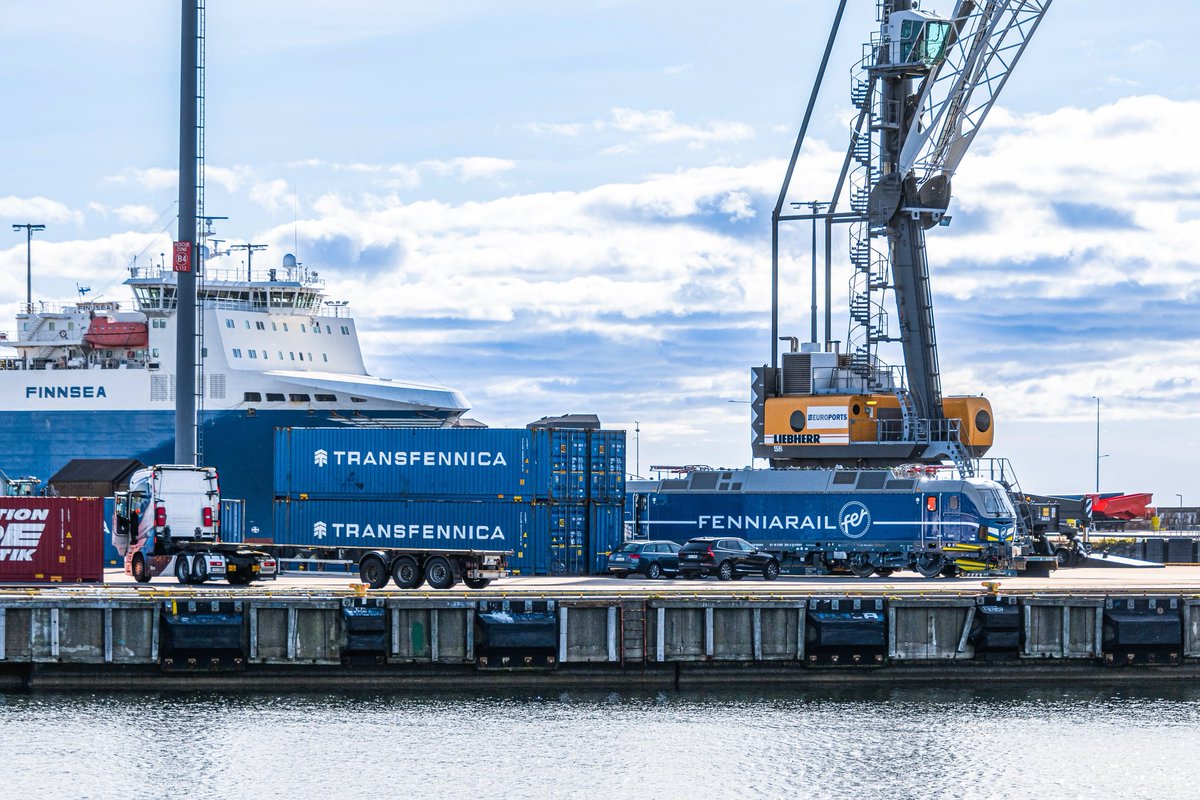 Kuva syyskuulta -23, kun Fenniarailin ensimmäinen sähköveturi saapui Suomeen. Tämän vuoden loppupuolella saamme kalustoomme kaksi sähköveturia lisää!🌟

📷: Vertti Kontinen

#fenniarail #fenniarailvectron