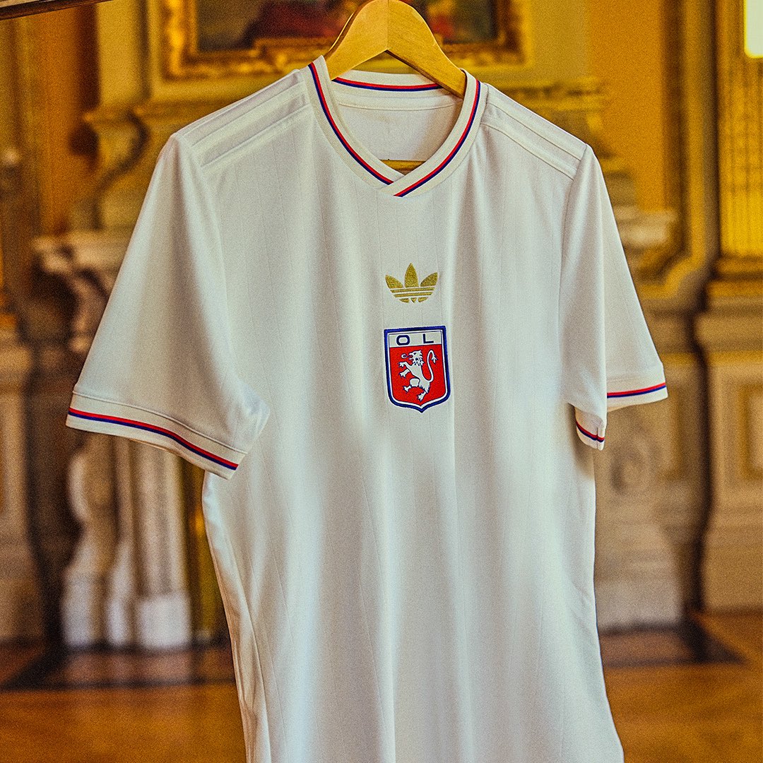 🔴🔵 𝐎𝐅𝐅𝐈𝐂𝐈𝐀𝐋 | Lyon release new shirt to celebrate their 75th anniversary! 🇫🇷✨

They will wear this shirt on the last day of the season against Angers. 👕✅