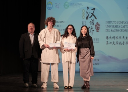 Università di Siena (@unisiena) on Twitter photo Chinese Bridge Competition: ottimi risultati per gli studenti dell’#AulaConfucio di #Arezzo.
🔴Camilla Giannini e Gabriele Usuelli, studenti di lingua cinese, premiati per l’eccellente livello linguistico e culturale. 👏
👉 unisi.it/unisilife/noti… 
#Università #Siena Chinese Bridge Competition: ottimi risultati per gli studenti dell’#AulaConfucio di #Arezzo.
🔴Camilla Giannini e Gabriele Usuelli, studenti di lingua cinese, premiati per l’eccellente livello linguistico e culturale. 👏
👉 unisi.it/unisilife/noti… 
#Università #Siena
